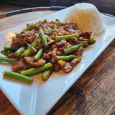 Beef stir-fried with green beans, served with a scoop of white rice